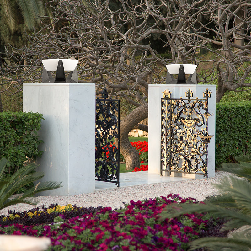 Solar-Powered Outdoor Column Light – Compact Durable Design