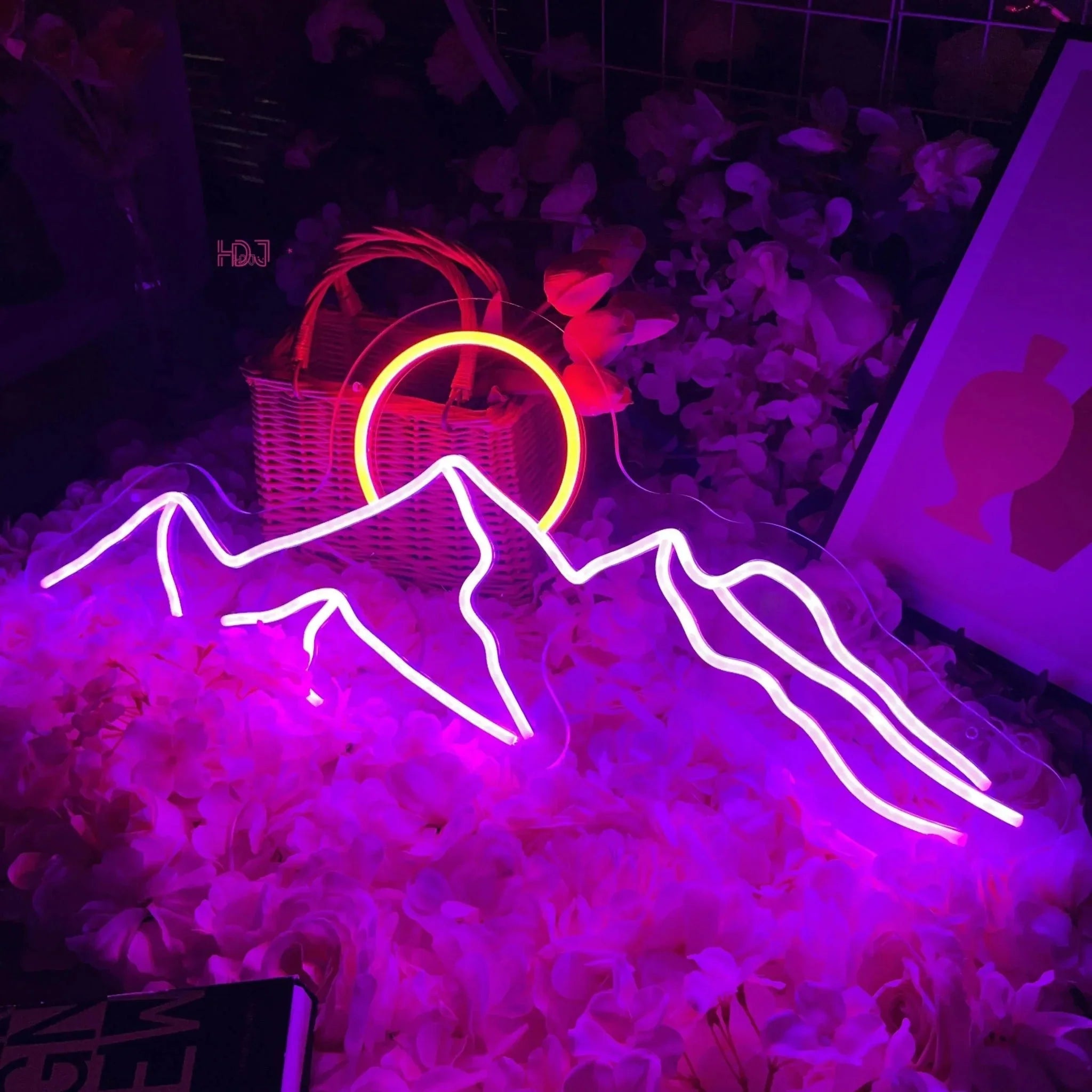 SummitGlow – LED Neon Sign with Mountain & Sun Design for a Vibrant Ambience