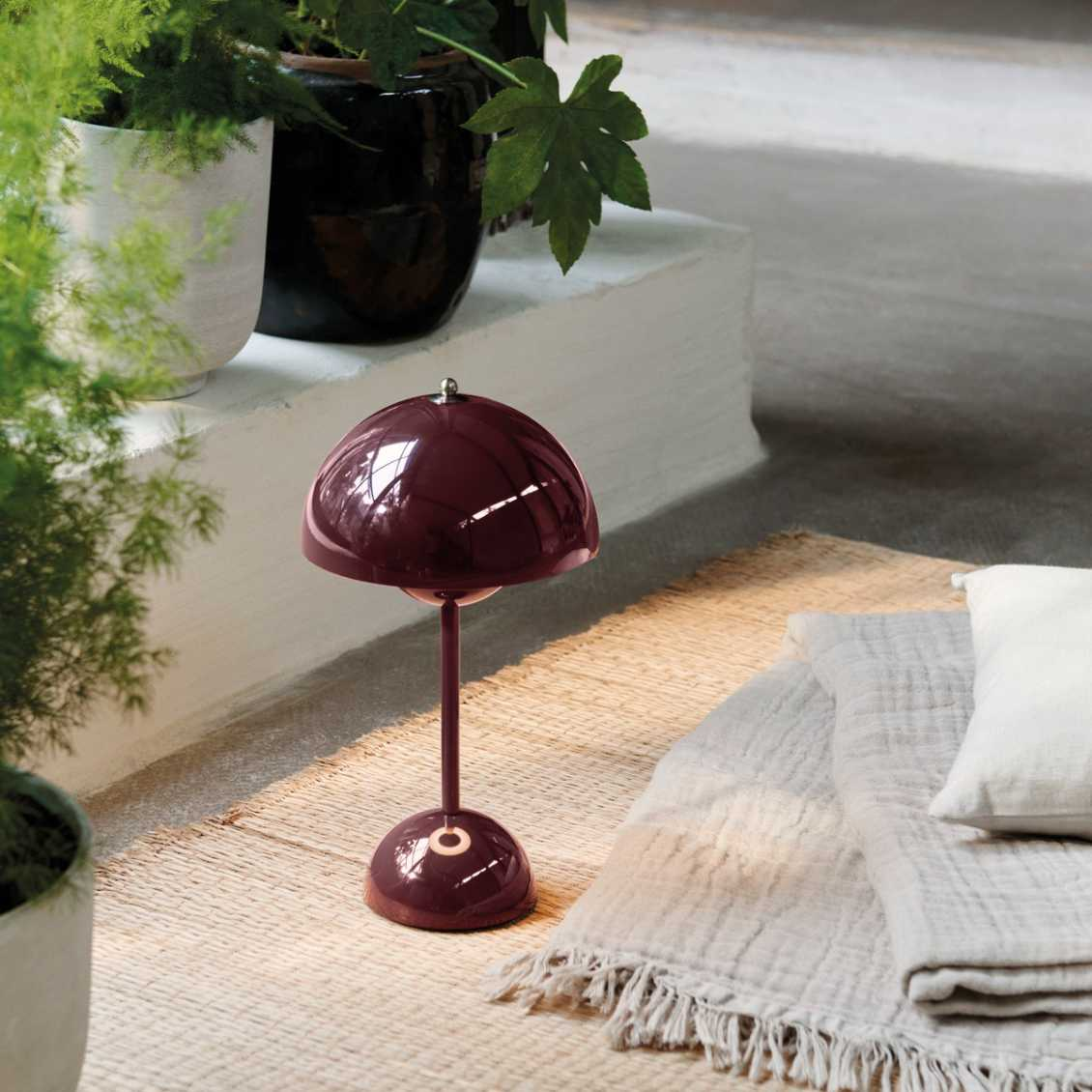 Aurora-Inspired LED Desk Lamp – Warm Energy-Efficient USB-C