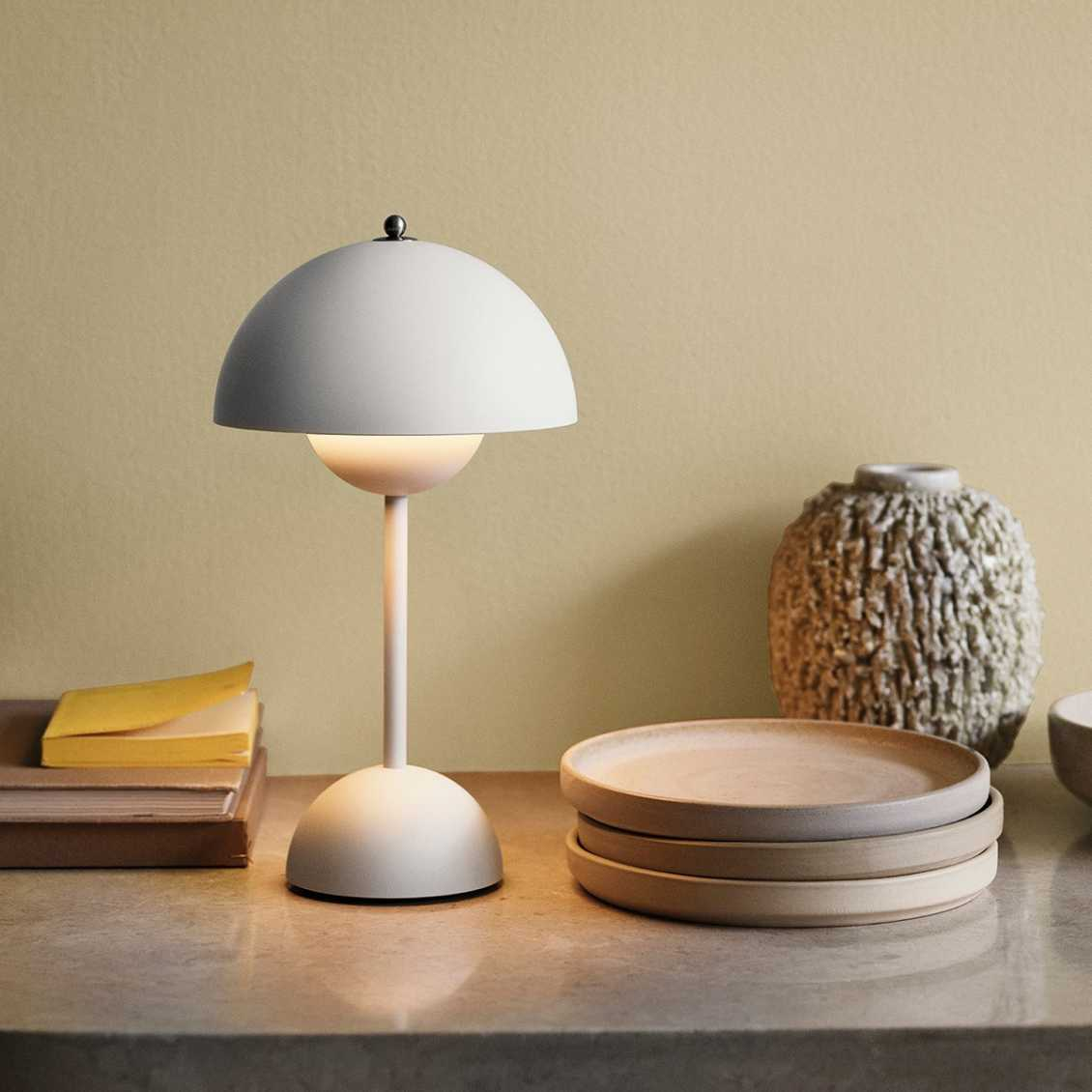 Aurora-Inspired LED Desk Lamp – Warm Energy-Efficient USB-C
